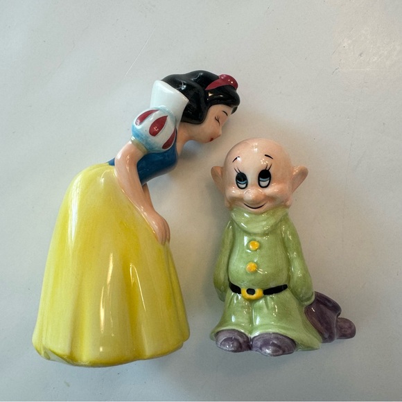Disney Snow White Dopey First Kiss Seven Dwarfs Salt And Pepper Shakers Ceramic - Picture 10 of 10